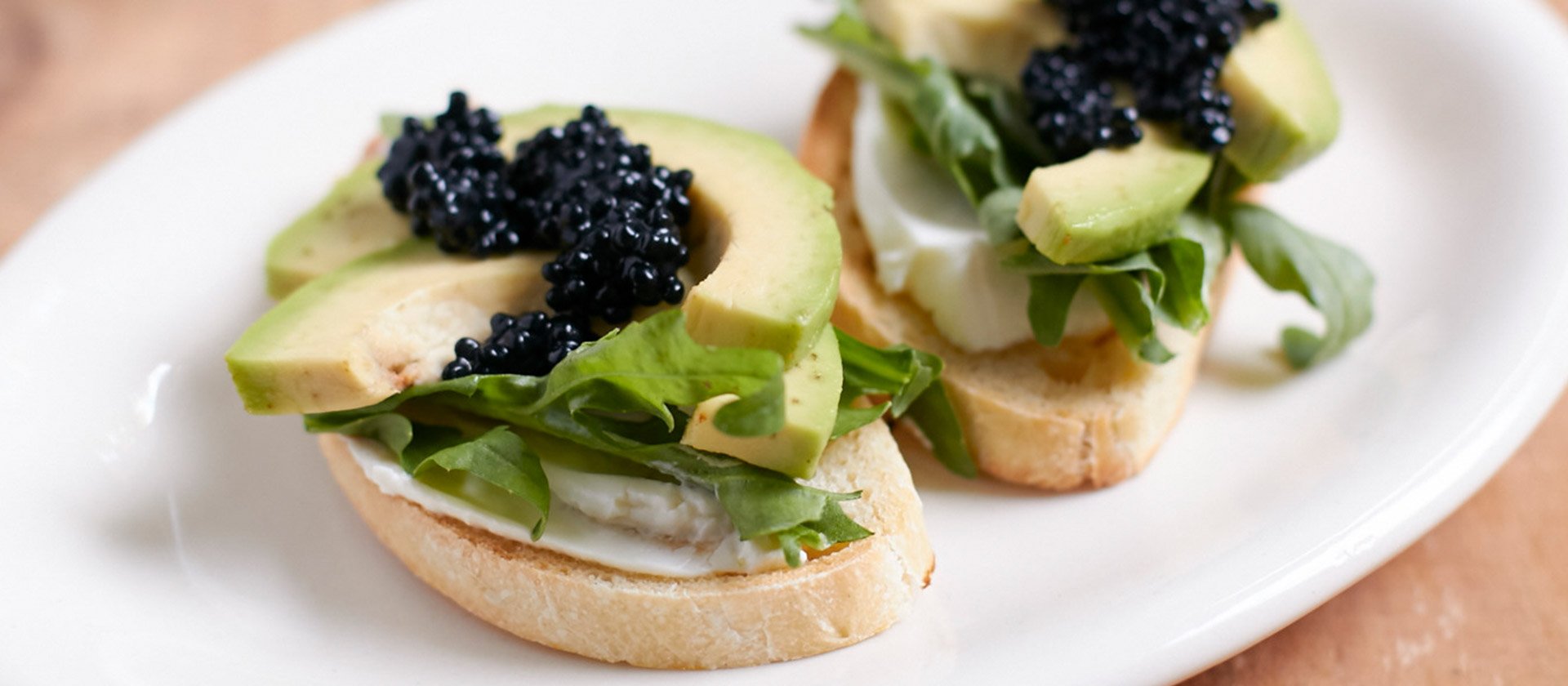 Avocado-Rucola-Schnittchen mit vegetarischem Caviar